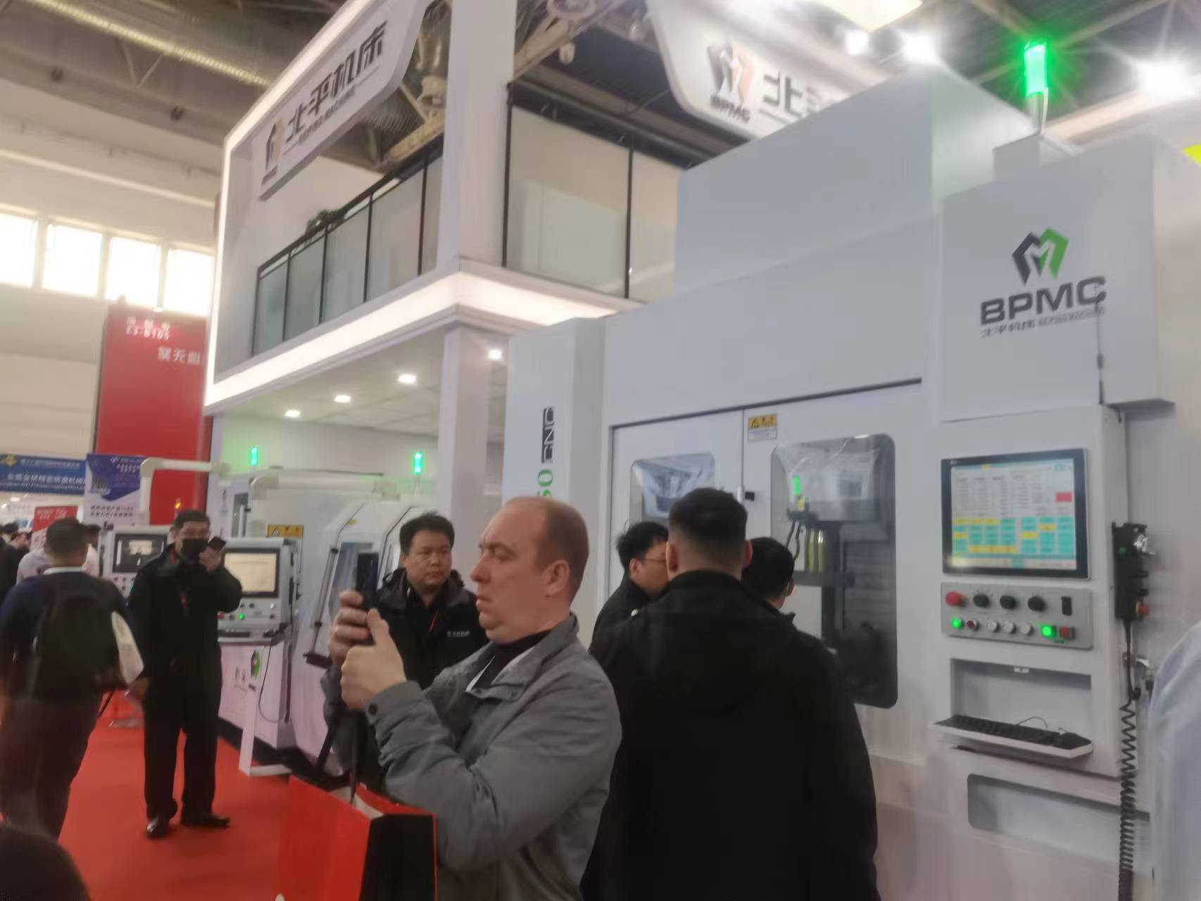 北平機(jī)床展會(huì)現(xiàn)場 靚仔和靚機(jī)來張合拍照